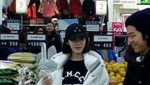 “마트 가다 윤아 벼락!”…‘효리네 민박 2’ 알바생 윤아 목격담 ‘눈길’