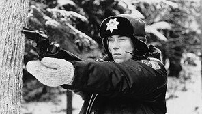 [이 영화] 만삭의 시골 수사관, 살인범 쫓는 엄마로