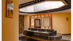 中 ‘화장실 혁명’ 과열… 공중화장실에 TV-냉장고-분수대까지