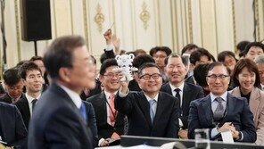 양손 ‘번쩍’, 인형까지…전례 없던 문재인 대통령 신년 기자회견에 웃음 ‘빵빵’