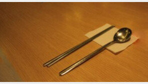 왜 수저 밑에 냅킨 깔까… 손님들 ‘기분 위생학’ 산물