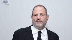 ‘성추문’ 하비 와인스틴, 아내와 이혼·식당서 ‘따귀’ 봉변