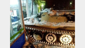 장갑차 훔쳐 타고 슈퍼마켓 ‘돌진’ 도둑, 고작 와인 1병 때문에?