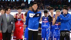 [현장리포트] 영상 선물·작별의 포옹…김주성 위한 ‘작전타임’