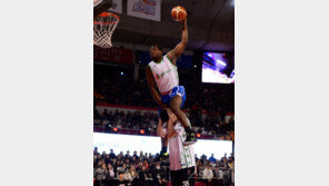 MVP·덩크왕 동시석권…버튼, 별들의 축제 주연