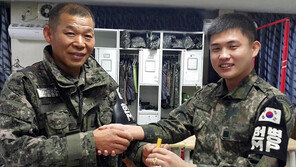 전역병에 손수 깎은 나무 도장-반지 선물