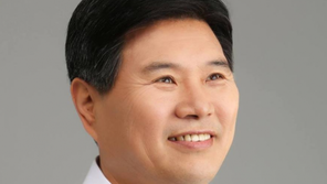 ‘친박’ 홍문종, 불법 정치자금 의혹…檢, 경민학원 압수수색