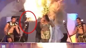 [영상]모델 머리장식에 불이 활활…아찔한 순간 ‘영웅’ 등장  