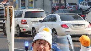 “성화봉 묵직하네”… 성화 옮겨붙자 모든 게 달라졌다