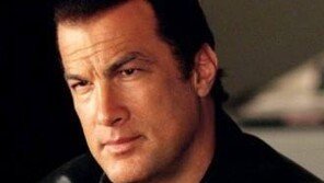 스티븐 시걸, 또 성추문…레이첼 그랜트 “침대로 밀며 지퍼 내려” 폭로