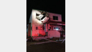 [영상]‘붕’ 날아 건물 2층 외벽에 박힌 車…영화 촬영? “NO, 실제 상황”