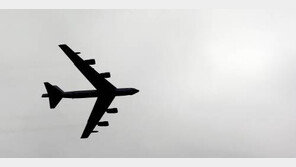 美, B-52 전략폭격기 6대 괌에 전진배치…‘대북 군사압박’ 관측
