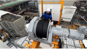 사다리로 46m 크레인 오르니 ‘후들’…서울시 타워크레인 현장점검 동행