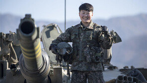 육군 첫 여군 전차 조종수 “후배들 롤모델 될 것”