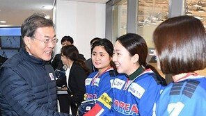 文대통령, 진천 선수촌 방문…‘단일팀 논의’ 女아이스하키 선수단 격려