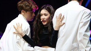 [동아포토]청하, 뇌새적인 눈빛