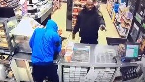 [영상]가짜총 강도가 진짜총 경비원 만났을 때…이게 진짜 ‘참 교육’ 