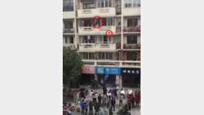 [영상]3층 창밖으로 떨어진 3세 소녀 구한 보통사람, 영화보다 극적