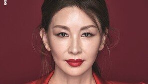 “이 여인, 팜므파탈”…이미숙, 우아한 화보 공개