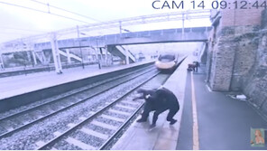 [영상] 고속열차 투신 男 구한 ‘슈퍼 우먼’, 잘 만든 가짜?