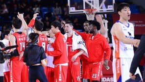 헤인즈 역전·최준용 쐐기…SK 3연승 합작