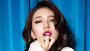 [연예현장.jpg] 짙은 화장과 고혹적인 눈빛…수지가 달라졌어요