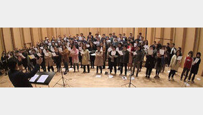 80년대 학번부터 새내기까지 앞다퉈 자원… ‘그날이 오면’ 150여명 합창하며 눈물바다