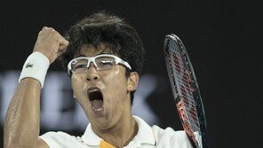 ‘韓 최초’ 정현, 조코비치 꺾고 호주오픈 8강 진출