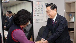 김상곤 부총리, 청소·경비근로자 전원 직접 고용한 삼육대 방문