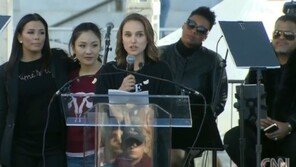 나탈리 포트만 “’레옹’ 출연 이후 성희롱 당해…몸 감추며 살아”