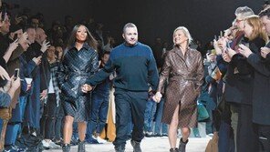 [Q매거진]케이트 모스-나오미 캠벨과 피날레 킴 존스 디렉터, 루이비통 떠난다