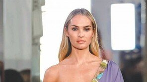 [Q매거진]슈즈부터 백, 오버사이즈 원피스까지 ‘보라’에 빠지다