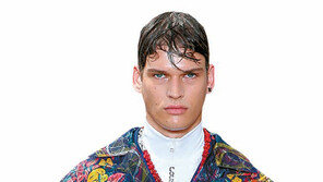 [Q매거진]루이비통, 2018 봄여름 남성 컬렉션 “같은 듯 다른… 전 세계 섬에서 영감 얻었어요”