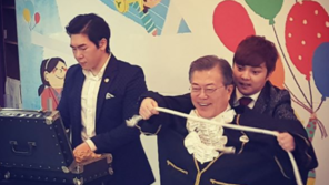 마술사 보조가 문재인 대통령?…최현우, ‘1호 마술쇼’ 인증
