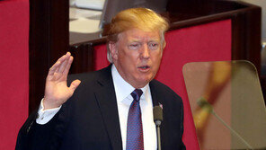 샌더스·바이든·윈프리…트럼프, 양자대결서 누구와 붙어도 뒤져