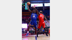 S더비 승리 이끈 라틀리프 ‘귀화 자축쇼’