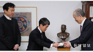 인촌장학생 동문회원들 모금… 인촌기념회에 500만원 전달