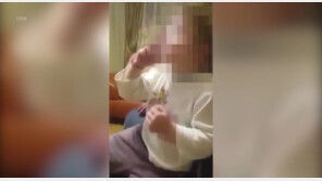 [영상]집에서 어른과 맞담배 피우는 2세 여아 충격…“양육권 박탈 될 듯”