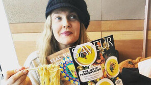 ‘방한’ 드류 베리모어, 컵라면 매력에 ‘푹’…‘사발면+캔맥주’ 인증샷