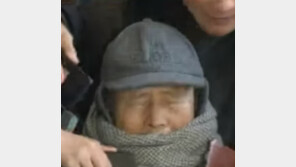 “한파 무장, 눈 질끈 감고”…‘MB친형’ 이상득, 휠체어 타고 檢 출석