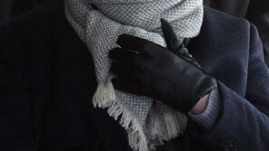 ‘휠체어 타고 검찰 출석’ 이상득, 건강상 이유로 사실상 조사 거부