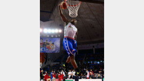 버튼 위해 특별 이벤트를 마련한 DB 선수들