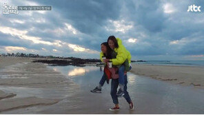 ‘효리네 민박2’ 이효리, 윤아 ‘어부바’…“이효리X윤아, 역대급 눈호강”