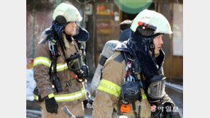 [동아포토]불, 물 그리고 얼음과 싸운 영일시장 소방관의 하루