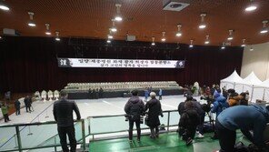 [청계천 옆 사진관]멀리서 본 문대통령의 공감 악수