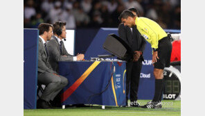 [통신원 리포트] 난장판? 축구의 미래? ‘호불호’ 갈리는 VAR