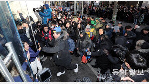 한파 녹인 애플 팬심… 첫날 밤샘노숙-500명 장사진