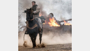 무적의 12용사… 할리우드 공식 지킨 ‘전쟁 블록버스터’ 