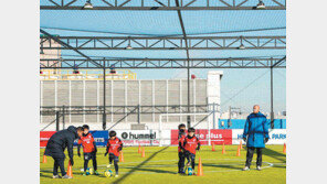 [3만달러 시대, 기업이 연다]홈플러스, 동대문점 옥상에 ‘풋살파크’ 11호점 열어