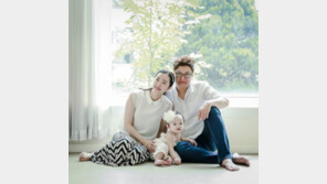 “우리 가족을 소개합니다”…정소영♥오협, 완전체 가족사진